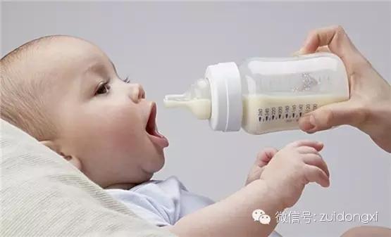 小宝宝喝奶