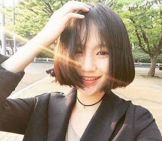 发型女学生圆脸短发