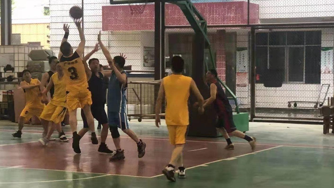 篮球训练班学习抢篮板