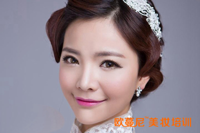 学化妆多久可以考证