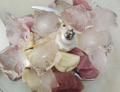加冰块的肉丸制作方法