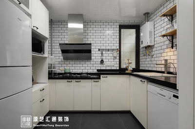 厨房进门见冰箱