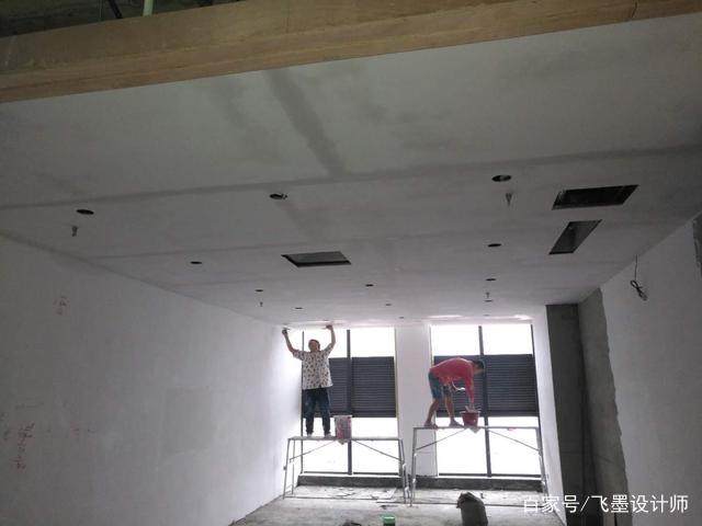 先泥工还是先吊顶