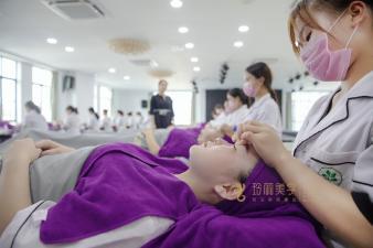 美容学校化妆