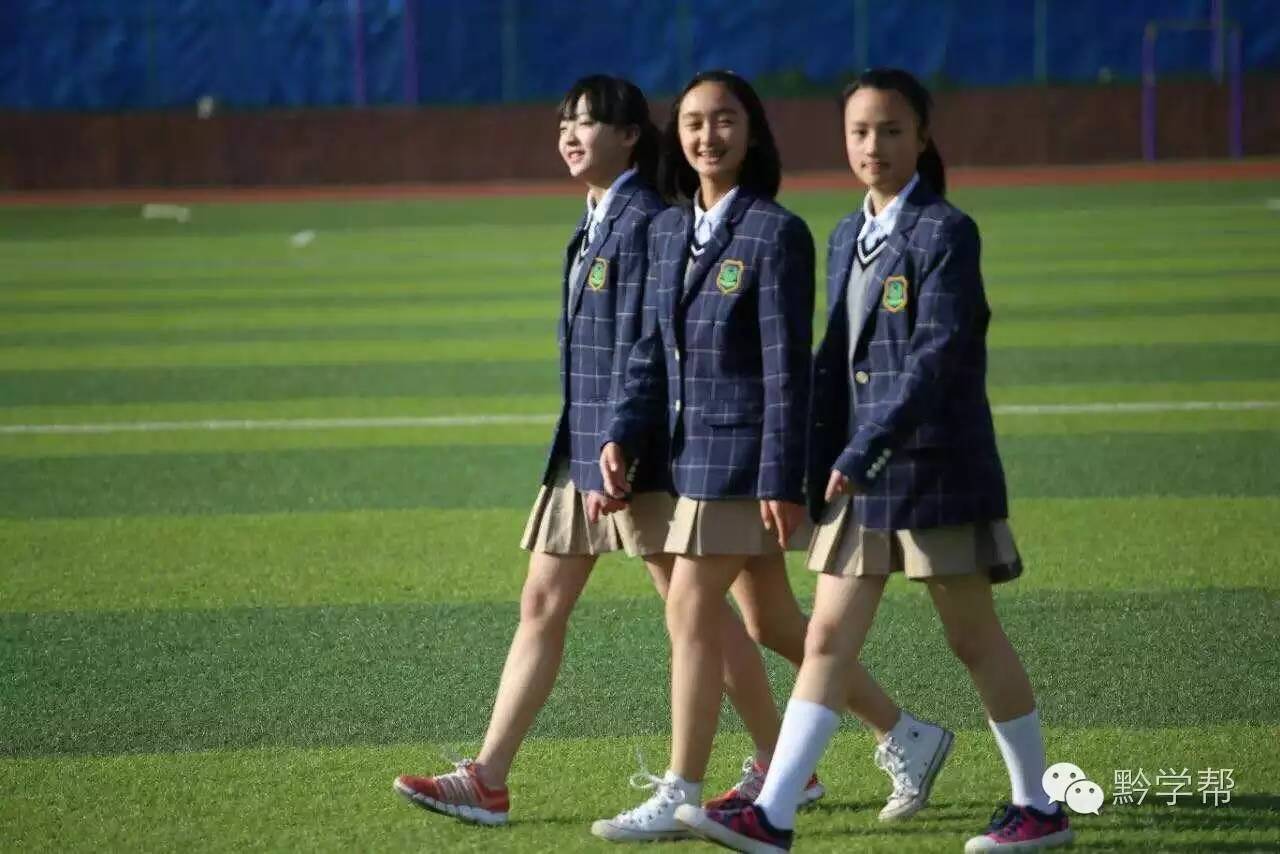 穿校服的英语怎么说