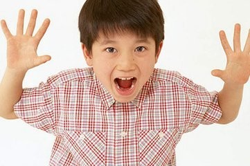 小孩总是清嗓子是怎么回事