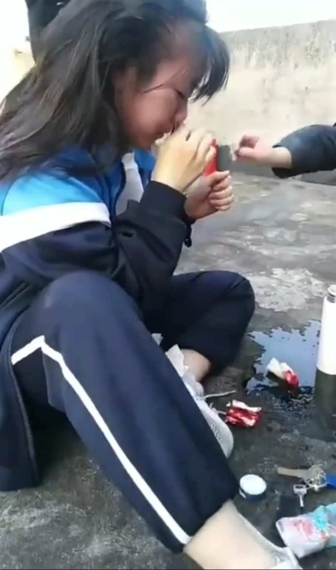 网曝门校园霸凌把女孩打的出了好多血