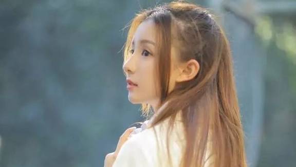 天生桃花命的生肖女