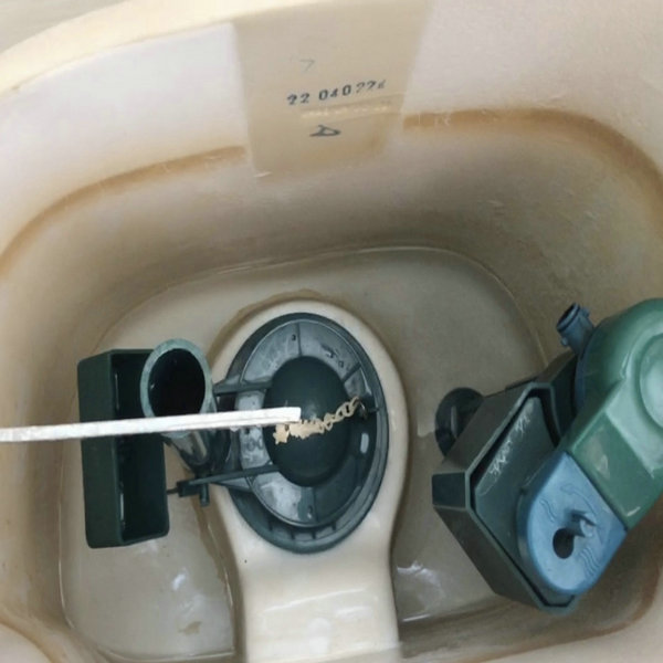 抽水马桶出水阀怎么拆