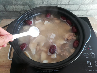 粉葛香菇煲鸡汤
