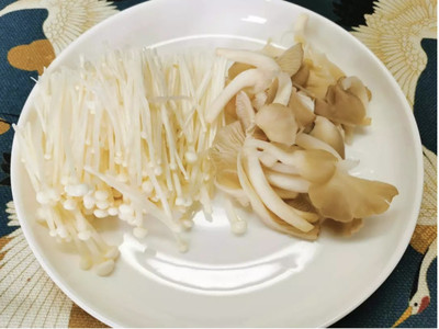 香菇平菇金针菇煮肉