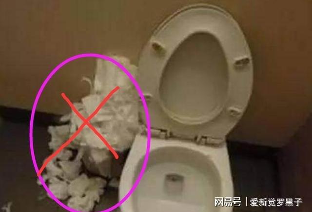 马桶后面两个孔冒臭气
