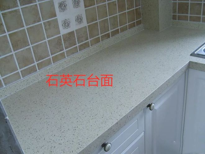 厨房石英石台面和墙缝隙