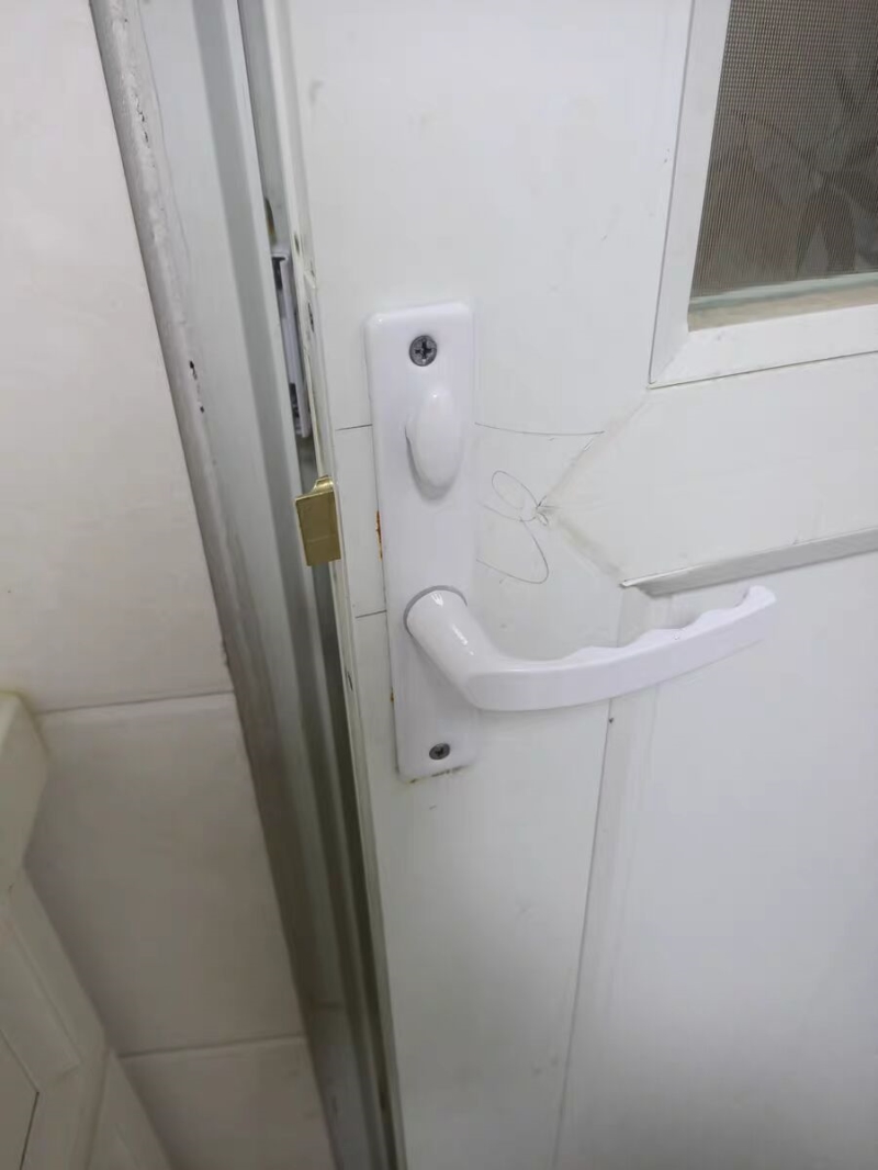 厨房门锁不住