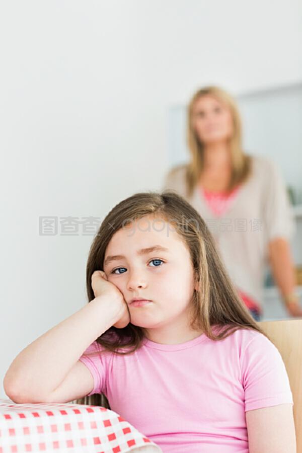 小女孩看起来很生气