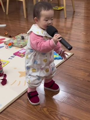 宝宝听见音乐跳舞聪明