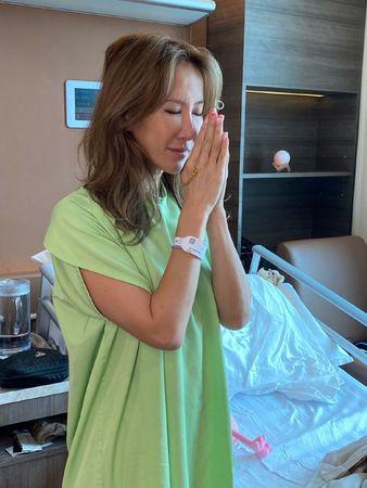 李玟腿有缺陷走路的视频