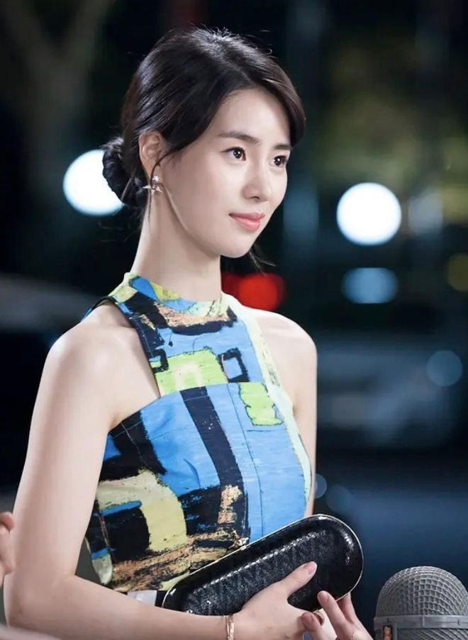 小S二女儿再拍广告,被指像小孩偷穿大人衣服,撞脸韩国女星妍珍