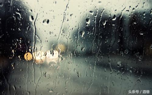 女人梦见大雨淋湿自己