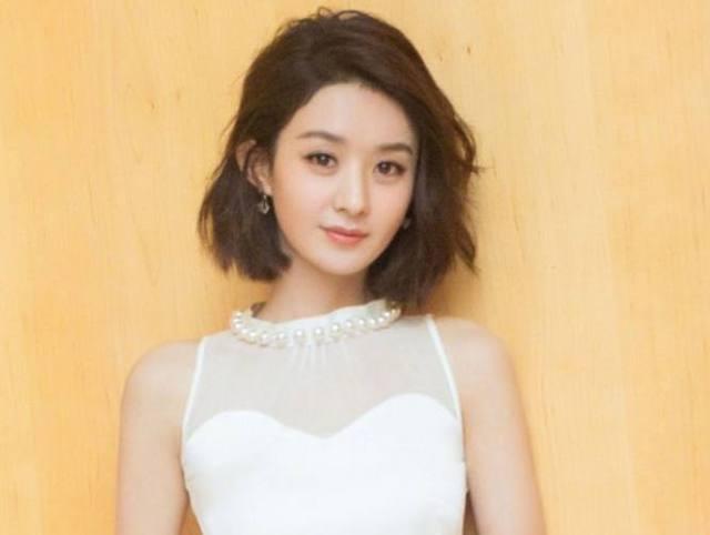 短卷发配什么衣服