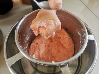 加冰块的肉丸制作方法
