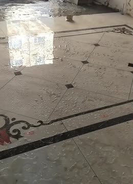 贴完地板砖需要洒水吗