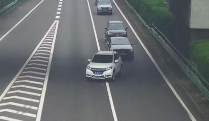 高速不按规定车道行驶