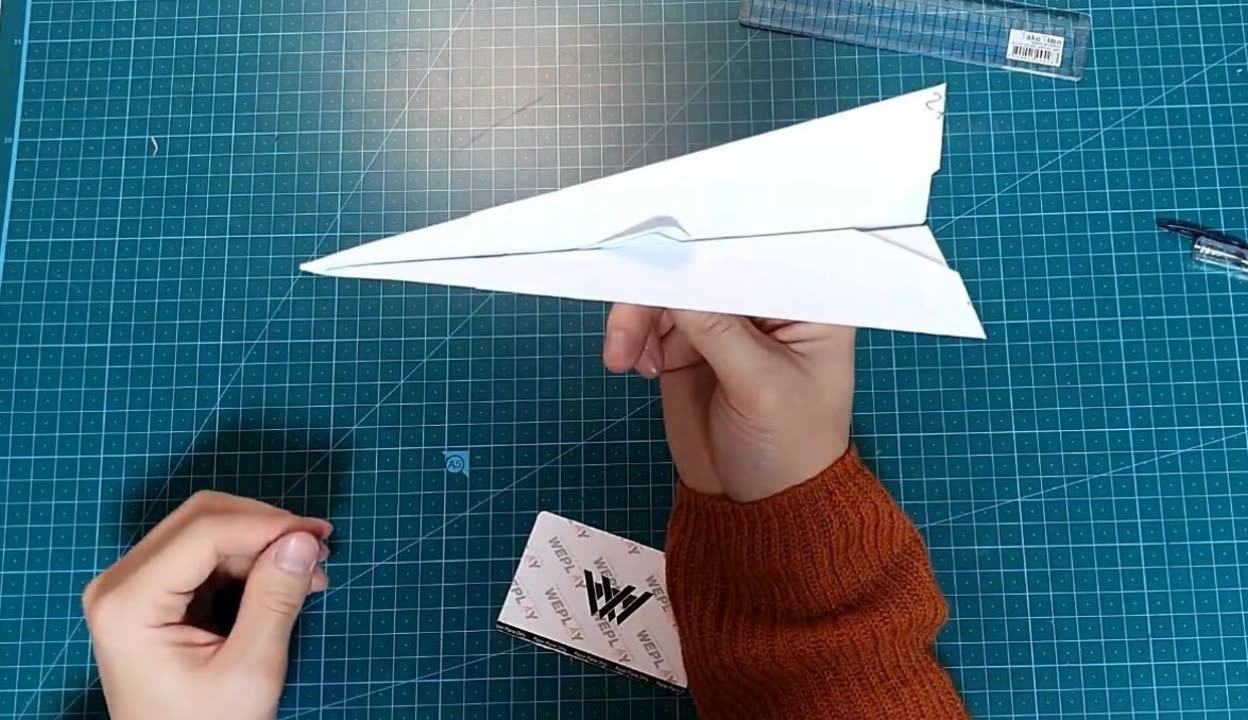 纸飞机能飞100米的折纸教程