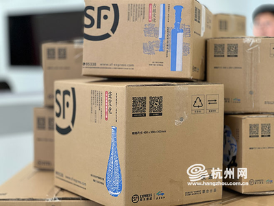 爱游戏AYX体育平台选手正在使用训练系统