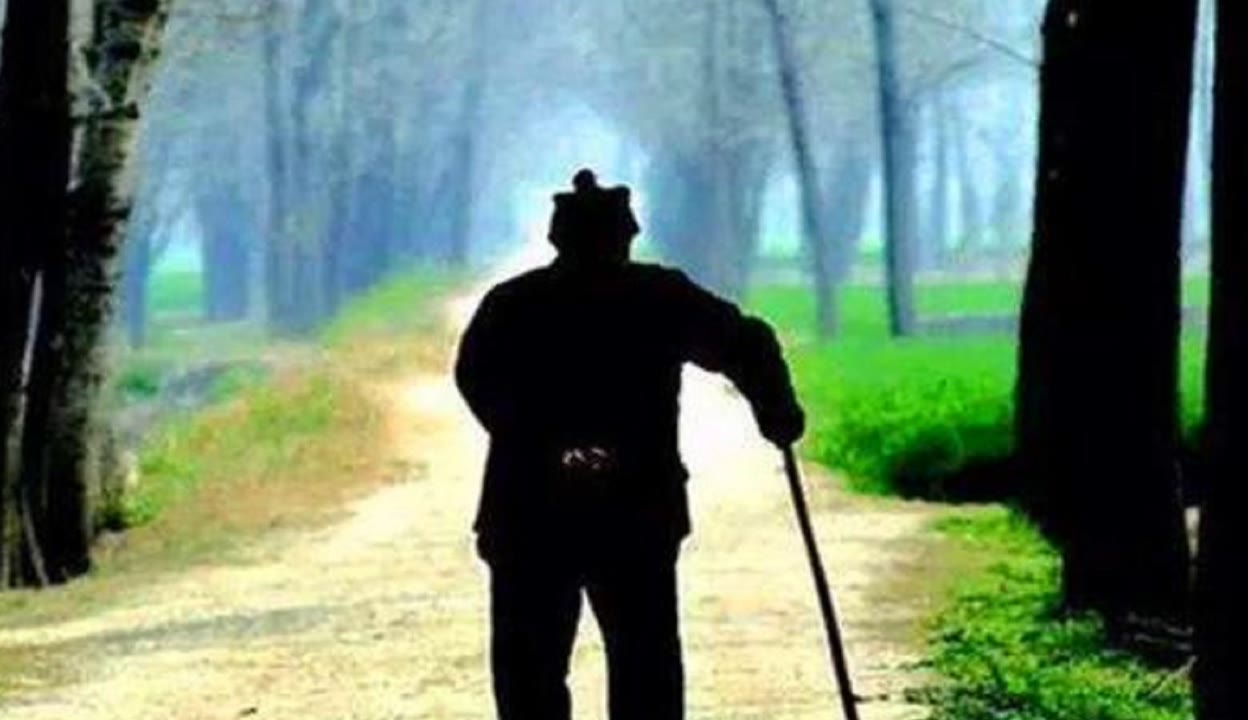 梦境的呼唤，解读梦见死去的老人，我在叫她回家的深层含义