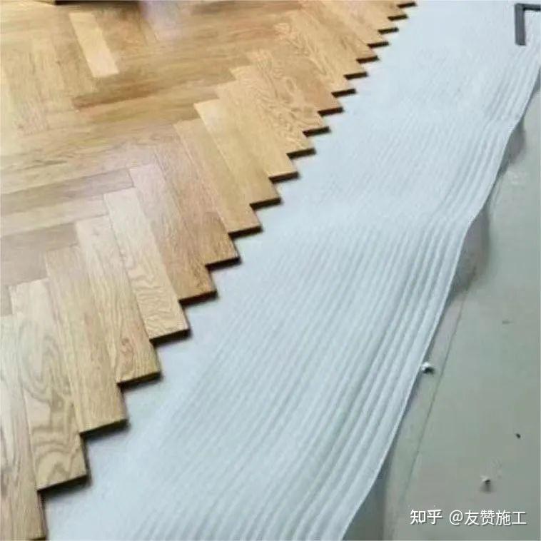 水泥自流平铺木地板