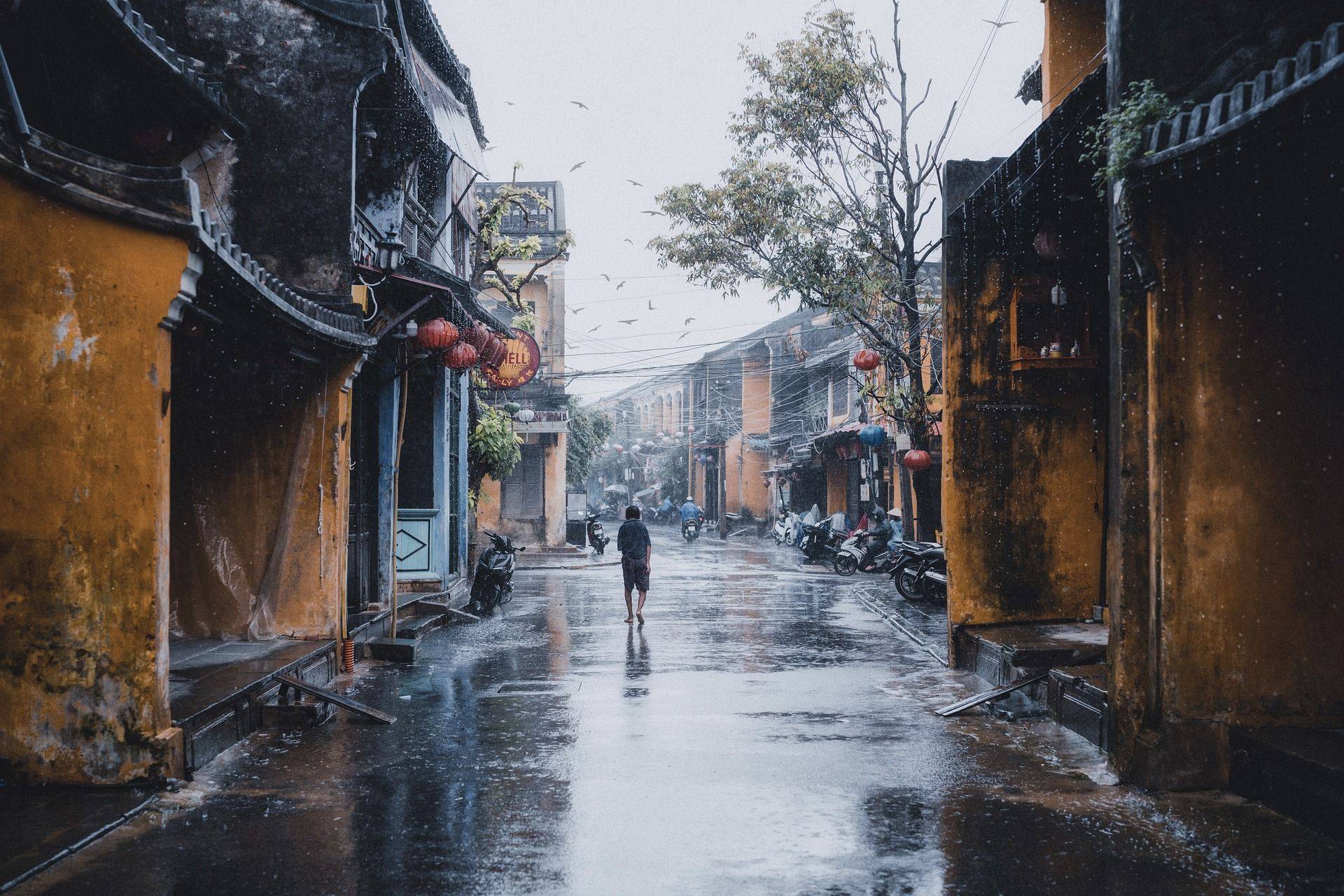 女人梦见大雨淋湿自己