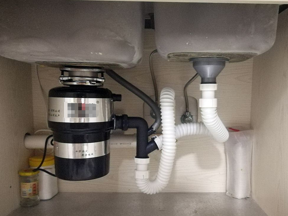 橱柜水管接口处松动